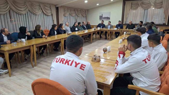 Başkan Uçar Kick Boksçuları Kabul Etti