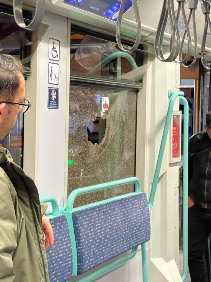 Zeytinburnu’nda Tramvaya Taş Atıldı: Camı Kırılan Tramvay Servis Dışına Alındı