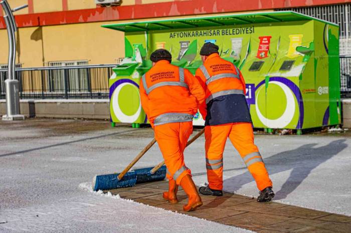 Kar Yağışı Sonrası Hummalı Temizlik Çalışması Başladı