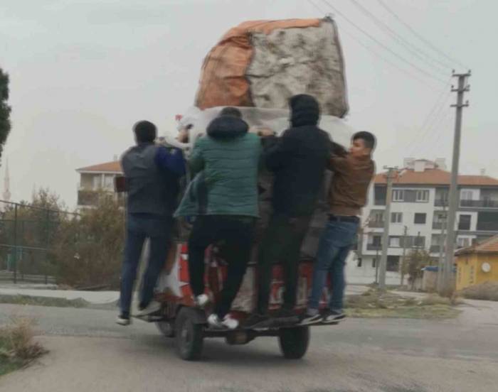 Şiddetli Rüzgarda Triportör Devrilmesin Diye Üzerine Binip Gittiler