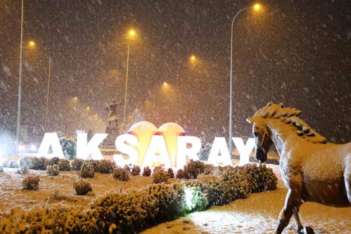 Aksaray’da Fırtına, Yerini Lapa Lapa Kar Yağışına Bıraktı