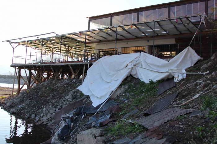 Amasya’da Şiddetli Fırtına Restoranın Çatısını Ve Kamelyaları Uçurdu