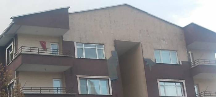 Ankara’da Şiddetli Rüzgar Binanın Dış Kaplamasını Uçurdu: 1 Yaralı