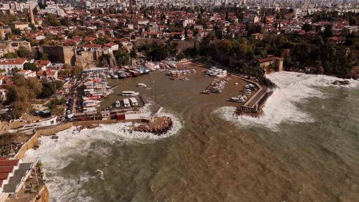 Antalya’da 1’i Tur, 3 Teknenin Battığı Liman Havadan Görüntülendi