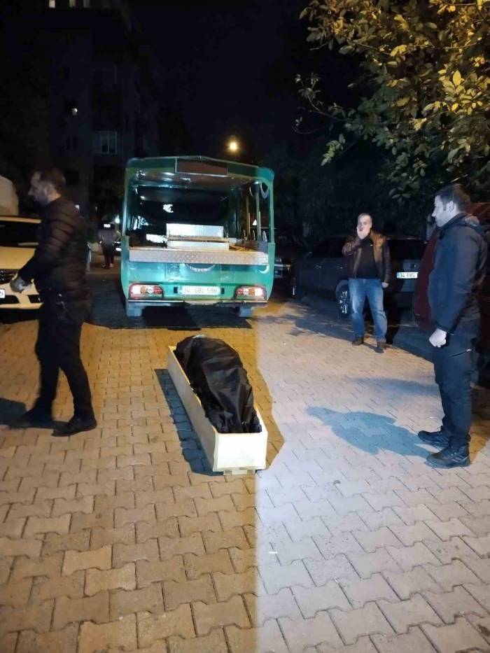 El Frenini Çekmeyi Unuttuğu Aracının Altında Kalarak Can Verdi