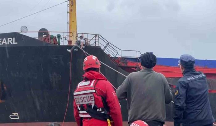 Hopa’da Fırtına Nedeniyle Karaya Oturan Kuru Yük Gemisindeki Personelin Tahliyesine Başlandı