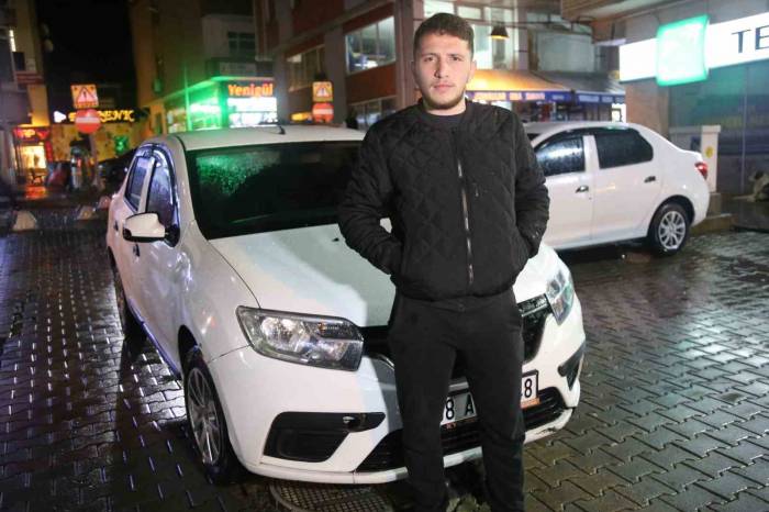 Otomobil İçerisinde Dalgaların Hedefi Olan Artvinli Genç Yaşadığı Korku Dolu O Anları Anlattı