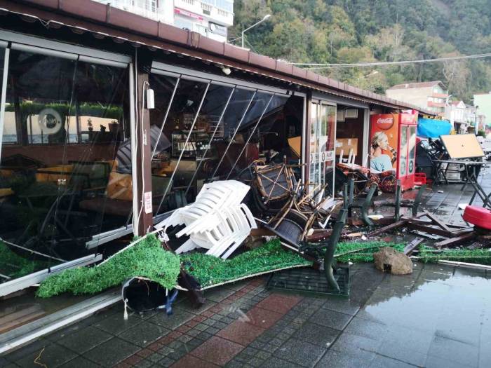 Ayancık’ta Dev Dalgalar İş Yerlerine Zarar Verdi