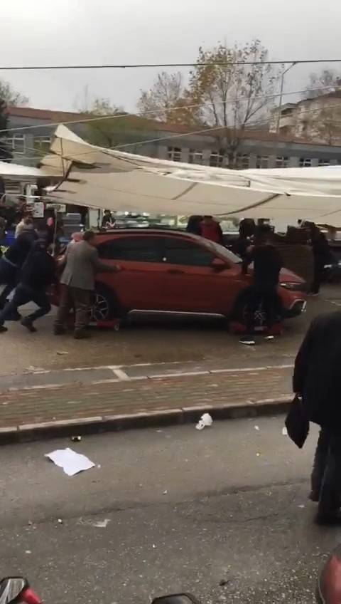 Pazar Alanında Unutulan Otomobili Böyle Kaldırdılar