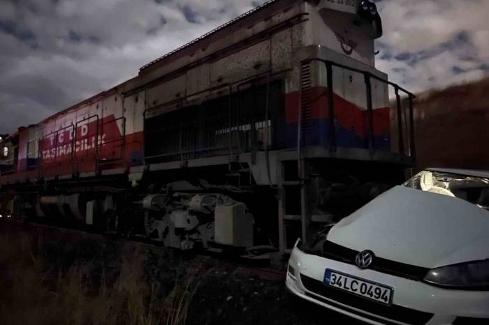 Diyarbakır’da Lokomotif Otomobile Çarptı: 2’si Ağır 5 Yaralı