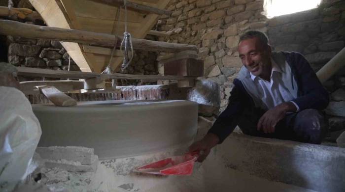 Elazığ’da Su Değirmeni, İlk Günkü Gibi Buğday Öğütmeye Devam Ediyor