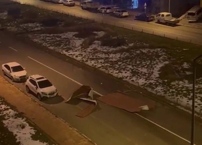 Erzurum’da Fırtına Çatıları Uçurdu
