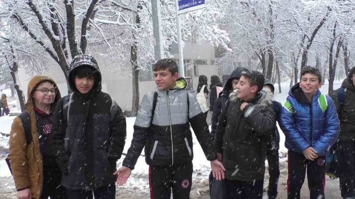 Öğrenciler Evlerine Gitmekte Güçlük Çekti