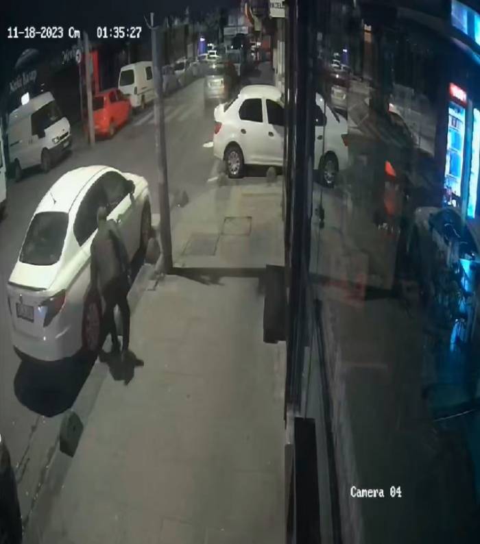 Esenler’de 30 Otomobilin Lastiklerini Patlattı: O Anlar Kamerada