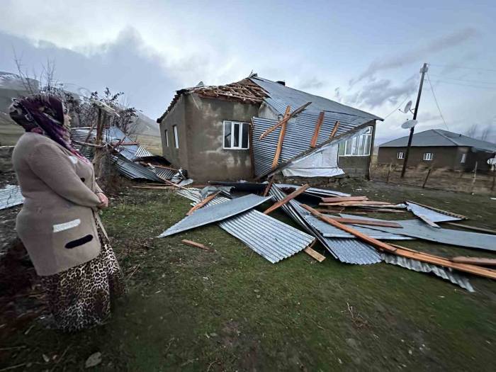 Fırtınada Evlerinin Çatısı Uçan Aile Deprem Zannederek Kendilerini Dışarı Attı