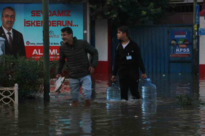 Sular Altında Kalan İskenderun’da Mahsur Kalan Araçlar Kurtarılmayı Bekliyor