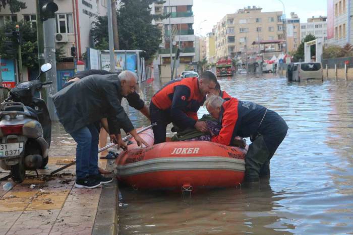 Suyun Bir Buçuk Metreyi Bulduğu İskenderun Kent Merkezinde, Afad Vatandaşları Botla Kurtarıyor