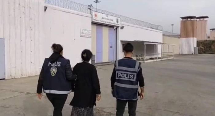 Hırsızlık Suçundan Aranan 2 Kuma Evin Gizli Bölmesinde Yakalandı
