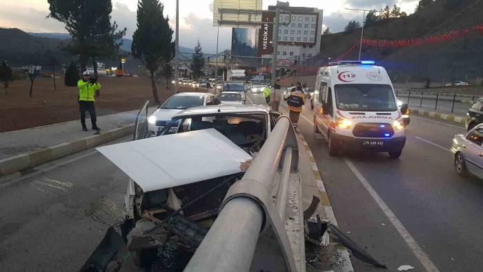Refüjdeki Duvara Çarpan Otomobilin Sürücüsü Ölümden Döndü