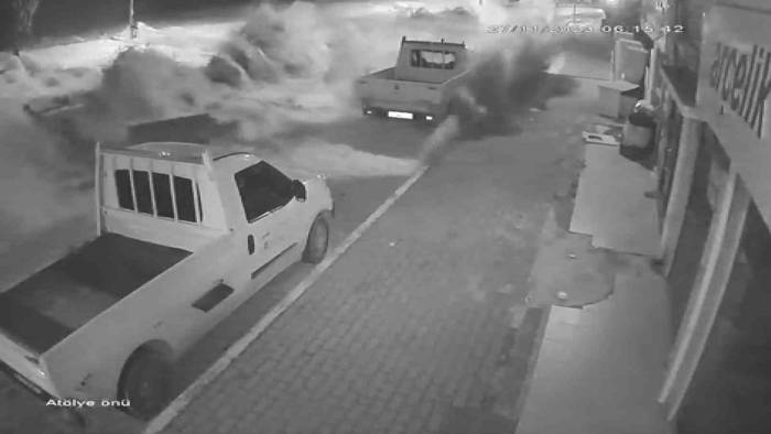 Saniyeler İçinde Gelen Dev Dalgalar Sahili Savaş Alanına Çevirdi