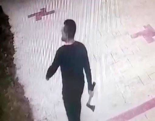 Doktor Evden Çıkmayan Kiracısına Baltayla Saldırdı