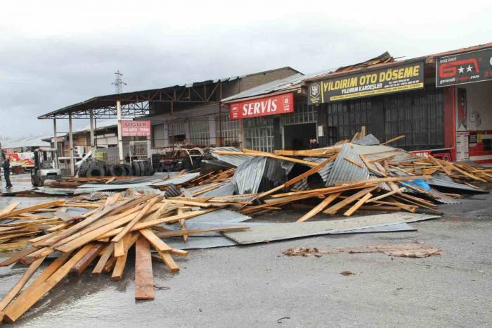 Muş’ta Şiddetli Fırtına: 4 İş Yerinin Çatısı Uçtu