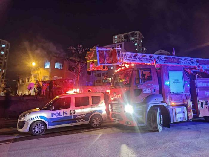 Niğde’de 3 Katlı Binada Yangın
