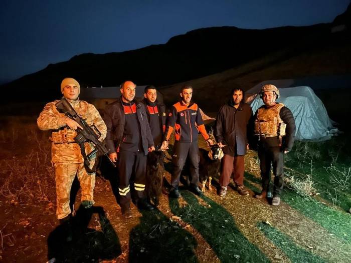 Kayalıklarda Mahsur Kalan Hayvanlar Kurtarıldı