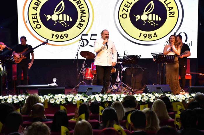 Özel Arı Okulları, Öğretmenler Günü’nü Hakan Aysev’le Sahnesiyle Kutladı