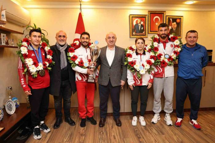 Darıca’nın Dünya Şampiyonlarına Coşkulu Karşılama