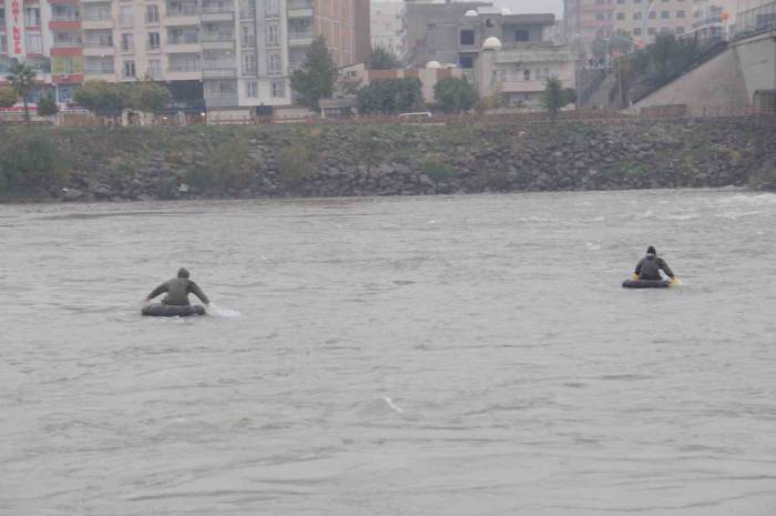 Dicle Nehri’ne Atlayan Kız Kardeşlerden Biri Kurtarıldı, Diğeri Aranıyor
