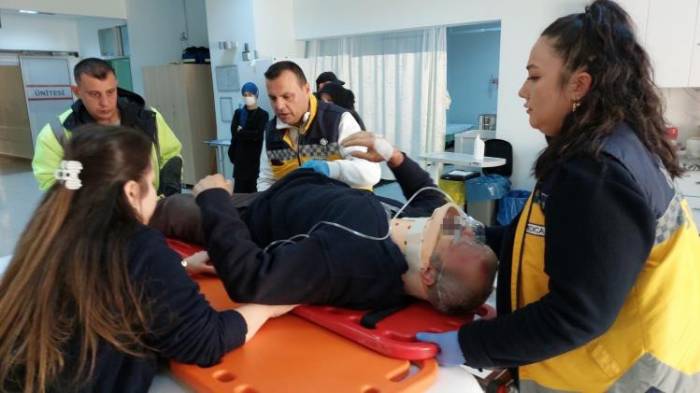 Kamyondan Kafasına Demir Su Borusu Düşen Bisiklet Sürücüsü Hastanelik Oldu