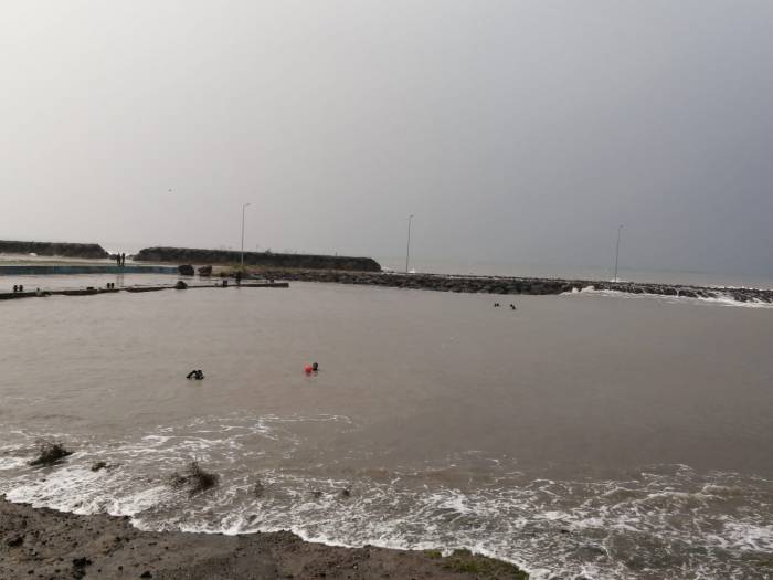 Trabzon’da Fırtınada Deniz Kenarında Fotoğraf Çekitrmek İsteyen 2 Genç Dalgalara Kapılarak Kayboldu