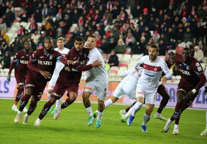 Trendyol Süper Lig: E.y. Sivasspor: 2 Trabzonspor: 2 (İlk Yarı)