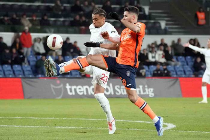 Trendyol Süper Lig: Rams Başakşehir: 1 - Pendikspor: 1 (İlk Yarı)