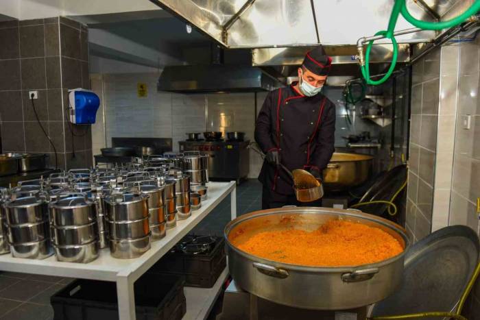 Turhal Belediyesine Bağlı Aşevi Yılın 365 Günü Hizmet Veriyor