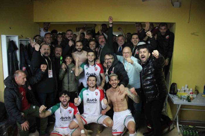 Karşıyaka, Zirveye Oynuyor