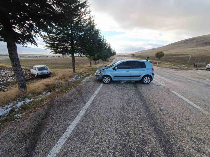 Çarpışan Otomobillerin Sürücüleri Yaralandı