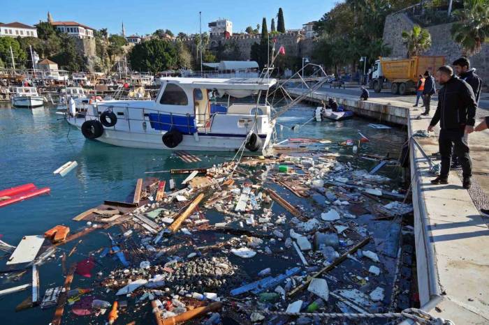 Antalya’da Denizin Üzerindeki Tekne Ve Ağ Parçaları Fırtınanın Boyutunu Gözler Önüne Serdi