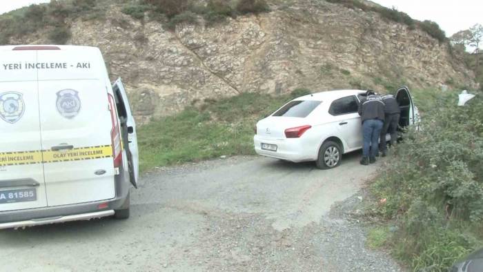 Arnavutköy’de Kurşunlanmış Otomobil Terk Edilmiş Halde Bulundu