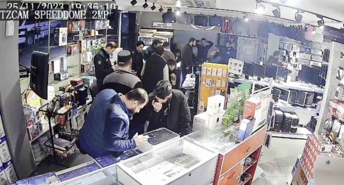 Okuldan Çaldıkları Bilgisayarı Satmak İsterken Esnafın Dikkati Sayesinde Yakalandılar