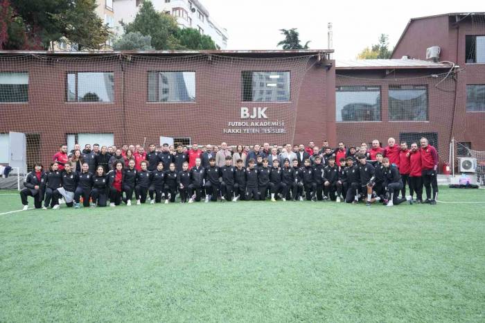 Beşiktaş Başkanı Ahmet Nur Çebi’den Sporculara Veda Ziyareti