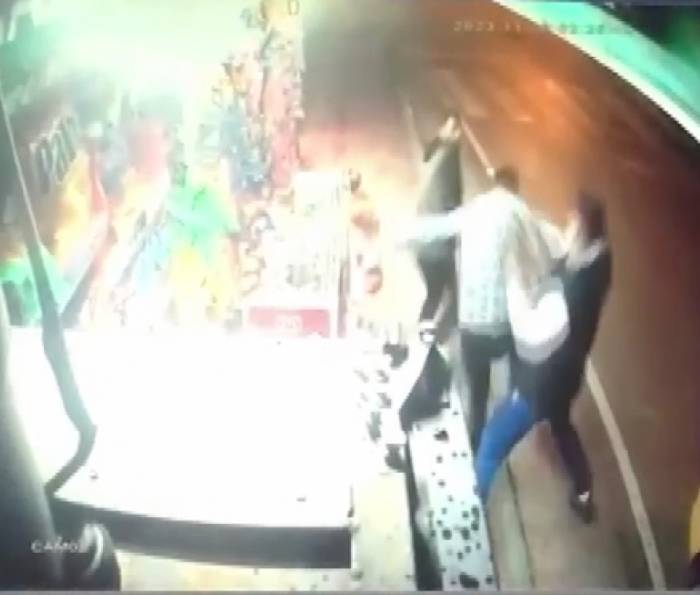 Bıçakla Çevreye Zarar Verdi, Gençlerden Kaçamadı