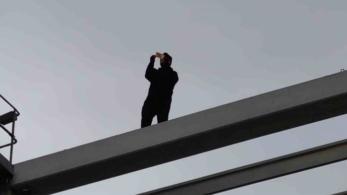 İlginç İntihar Girişimi: Vinçle Gönderilen Dövizleri Elleriyle Yırttı