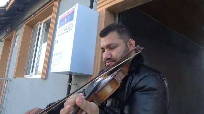 Doğal Gaz Açılışını Keman Çalarak Kutladı