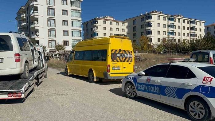 Öğrenci Servisi Hafif Ticari Araç İle Çarpıştı: 2 Yaralı