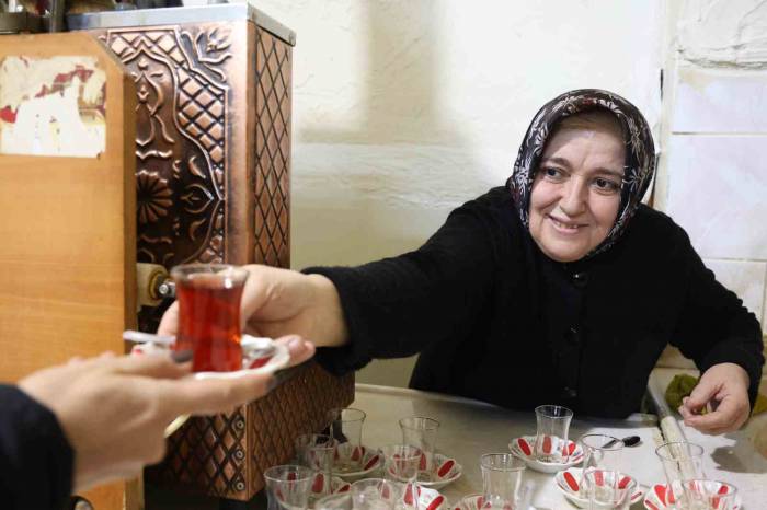 Eşi Öldü, Kadın Haliyle Çay Ocağının Başına Geçti