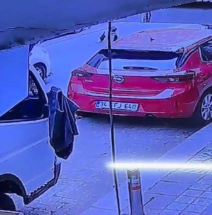 Aracın Çarpmasıyla Şoke Olan Çocuk Savrulduğu Yerden Kalkıp Kaçmaya Çalıştı