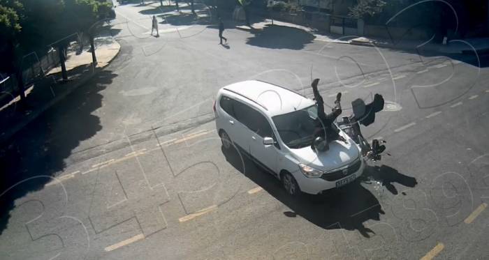 Motosikletli, Çarpıştığı Aracın Üzerinden Diğer Tarafa Savruldu