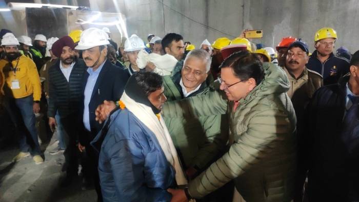 Hindistan’da Çöken Tünelde Mahsur Kalan 41 İşçi 17 Gün Sonra Kurtarıldı
